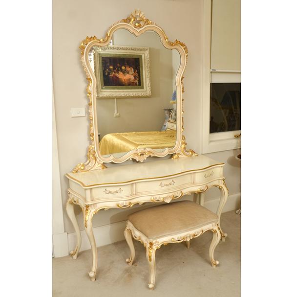 Appraisal: A PAINTED AND GILT CABRIOLE LEG MIRROR BACK DRESSING TABLE