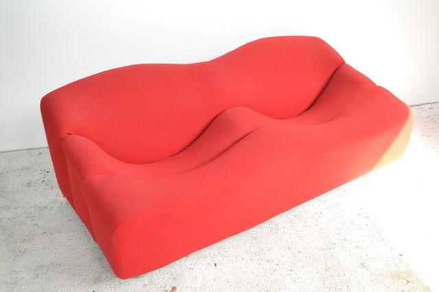 Appraisal: A DESIGNER SOFA IN RED UPHOLSTERY A DESIGNER SOFA IN