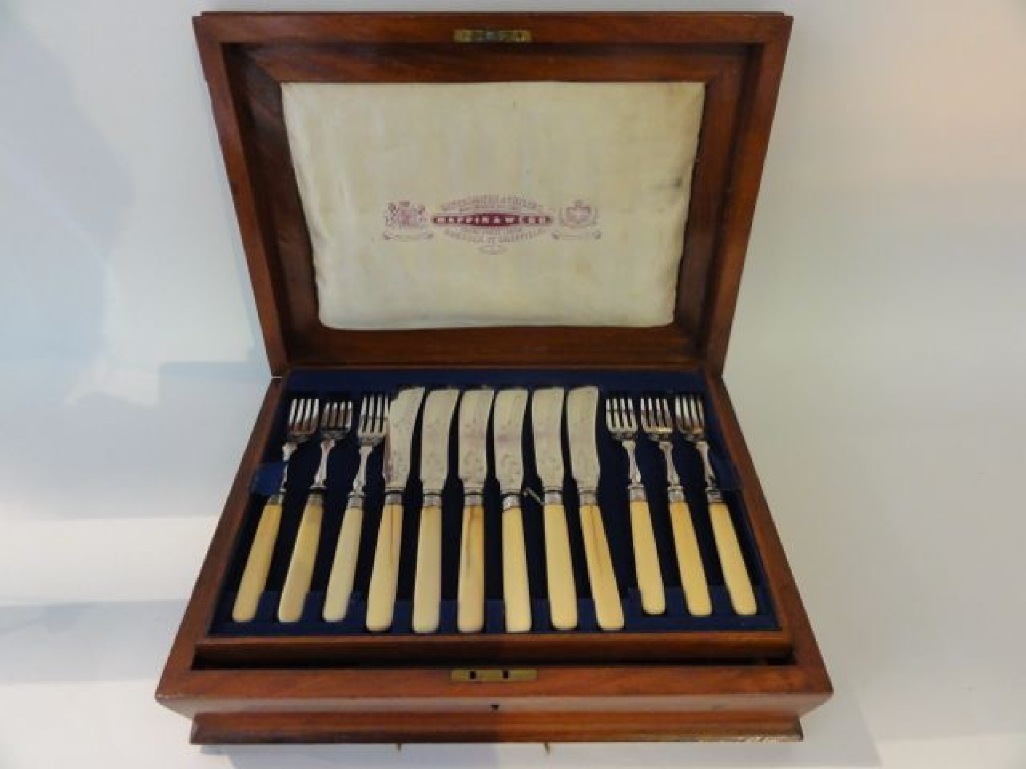 Appraisal: A good quality mahogany cutlery canteen with flamed top incorporating