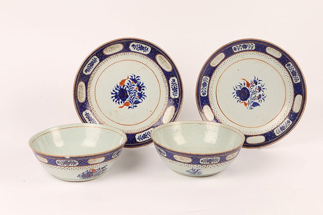 Appraisal: A PAIR OF TH CENTURY CHINESE PORCELAIN BOWLS with cobalt