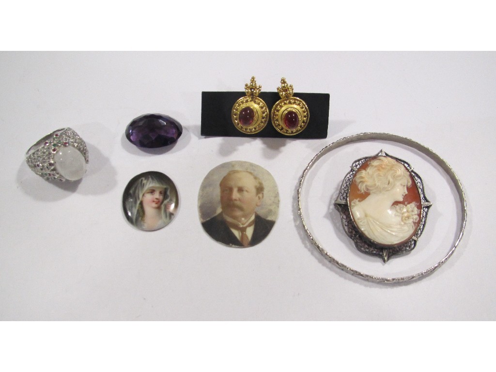 Appraisal: Lot comprising a cameo brooch in silver filigree mount costume