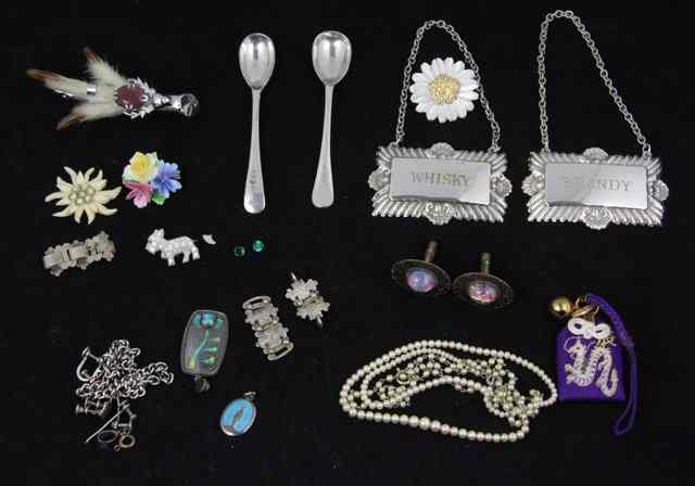 Appraisal: Sundry costume jewellery a pair of plated spirit labels etc