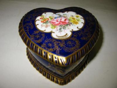 Appraisal: A ROYAL CROWN DERBY PORCELAIN TRINKET BOX dated of heart