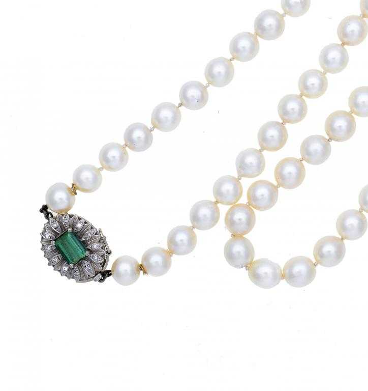 Appraisal: A CULTURED PEARL SINGLE-ROW NECKLACE of eighty-one approximately mm cultured