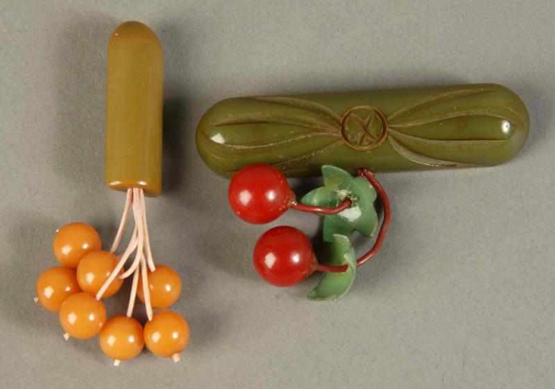 Appraisal: Lot of Bakelite Hanging Fruit Pins Description Includes one green