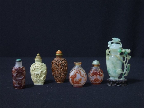 Appraisal: LOT OF CHINESE SNUFF BOTTLES Three red on white snowflake