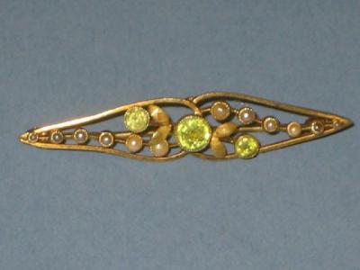 Appraisal: A VICTORIAN CT GOLD BAR BROOCH set with peridots and