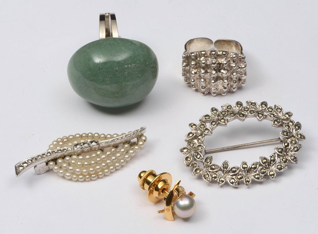 Appraisal: A SMALL COLLECTION OF MISCELLANEOUS JEWELLERY including an Art Deco