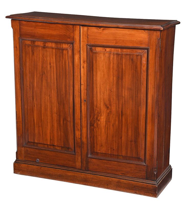 Appraisal: Georgian Figured Walnut Cabinet British th century molded top over