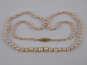 Appraisal: A graduated cultured pearl necklace with a yellow metal tests