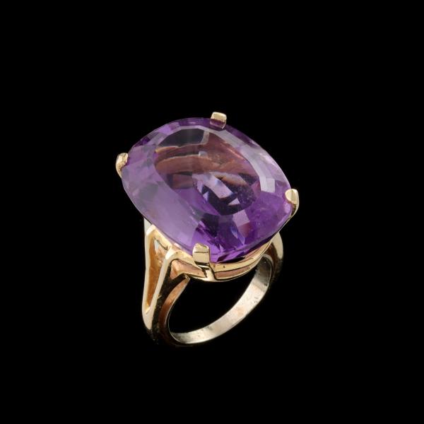 Appraisal: A LADIES K YELLOW GOLD AND OVAL AMETHYST RINGThe yellow