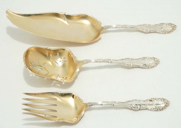 Appraisal: Three Towle Old English sterling silver serving pieces A fish