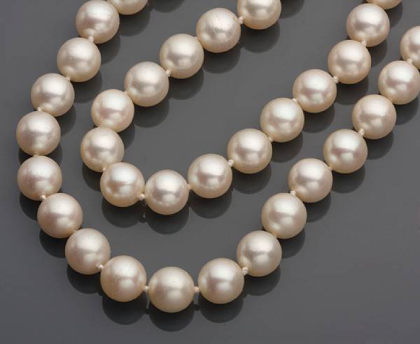 Appraisal: A cultured pearl strand