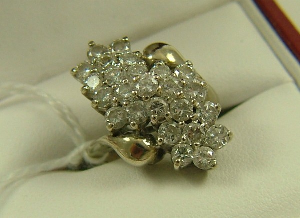 Appraisal: DIAMOND CLUSTER RING K white gold setting estimated total weight