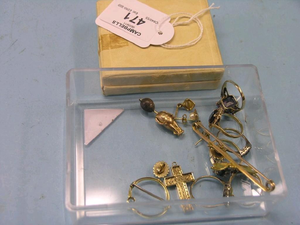 Appraisal: A ct gold dragonfly bar brooch six various dress rings