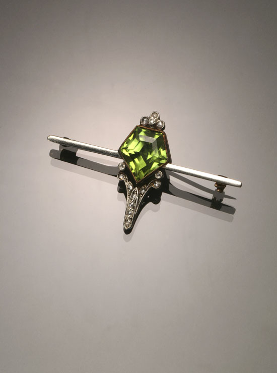 Appraisal: Edwardian -Karat Yellow-Gold Platinum-Topped Peridot and Diamond Bar Pin Circa