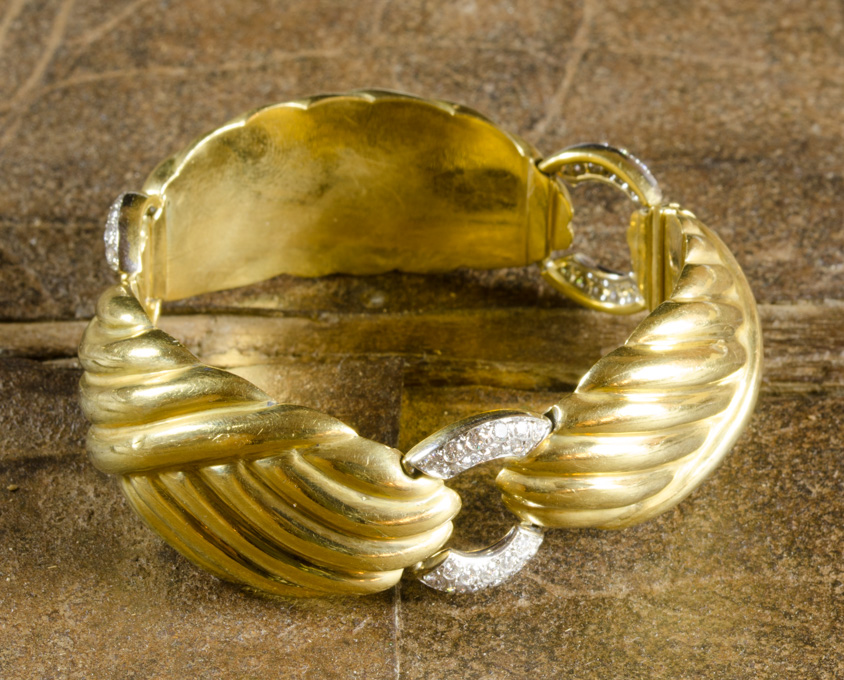 Appraisal: ESTATE DIAMOND AND EIGHTEEN KARAT GOLD BRACELET The heavy yellow