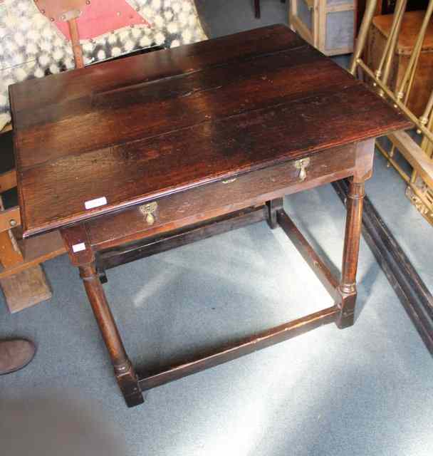 Appraisal: A GEORGIAN OAK SIDE TABLE fitted with single frieze drawer