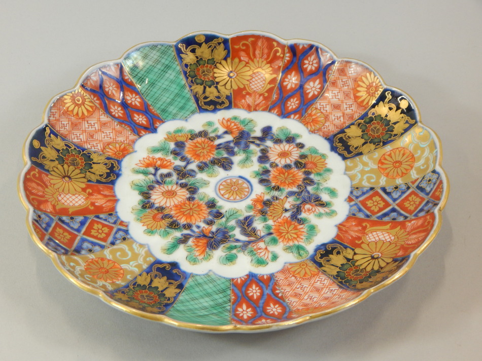 Appraisal: A Meiji period Japanese Imari saucer dish of low decoration