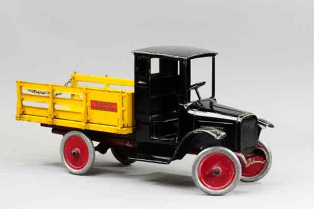 Appraisal: BUDDY 'L' BAGGAGE LINE TRUCK C enclosed cab open body