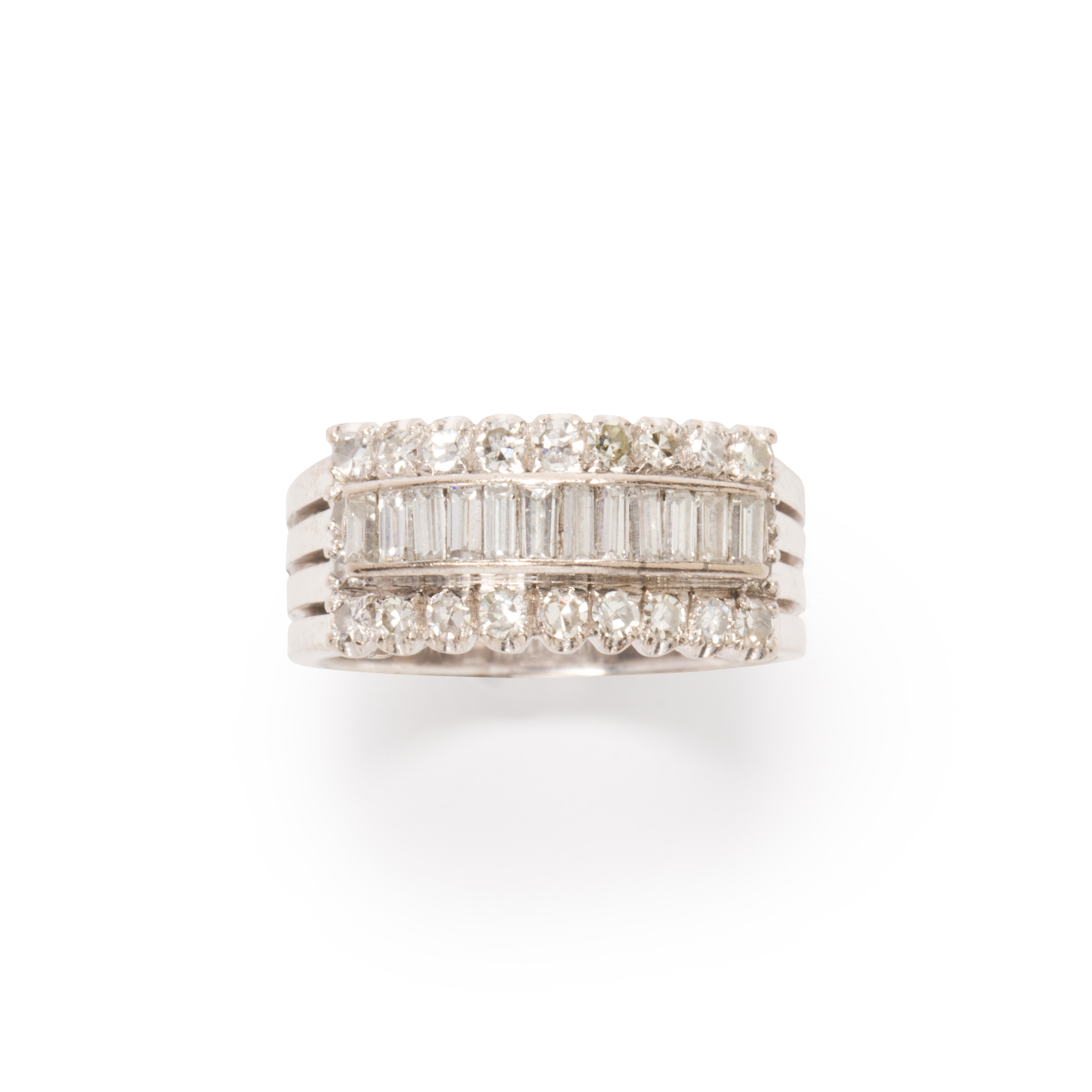 Appraisal: A DIAMOND AND EIGHTEEN KARAT WHITE GOLD RING A diamond