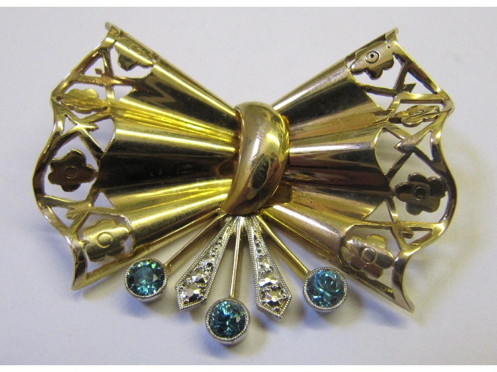 Appraisal: ct gold bow brooch with pierced floral decoration to each