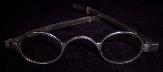 Appraisal: A pair of George IV spectacles with oval lenses Birmingham