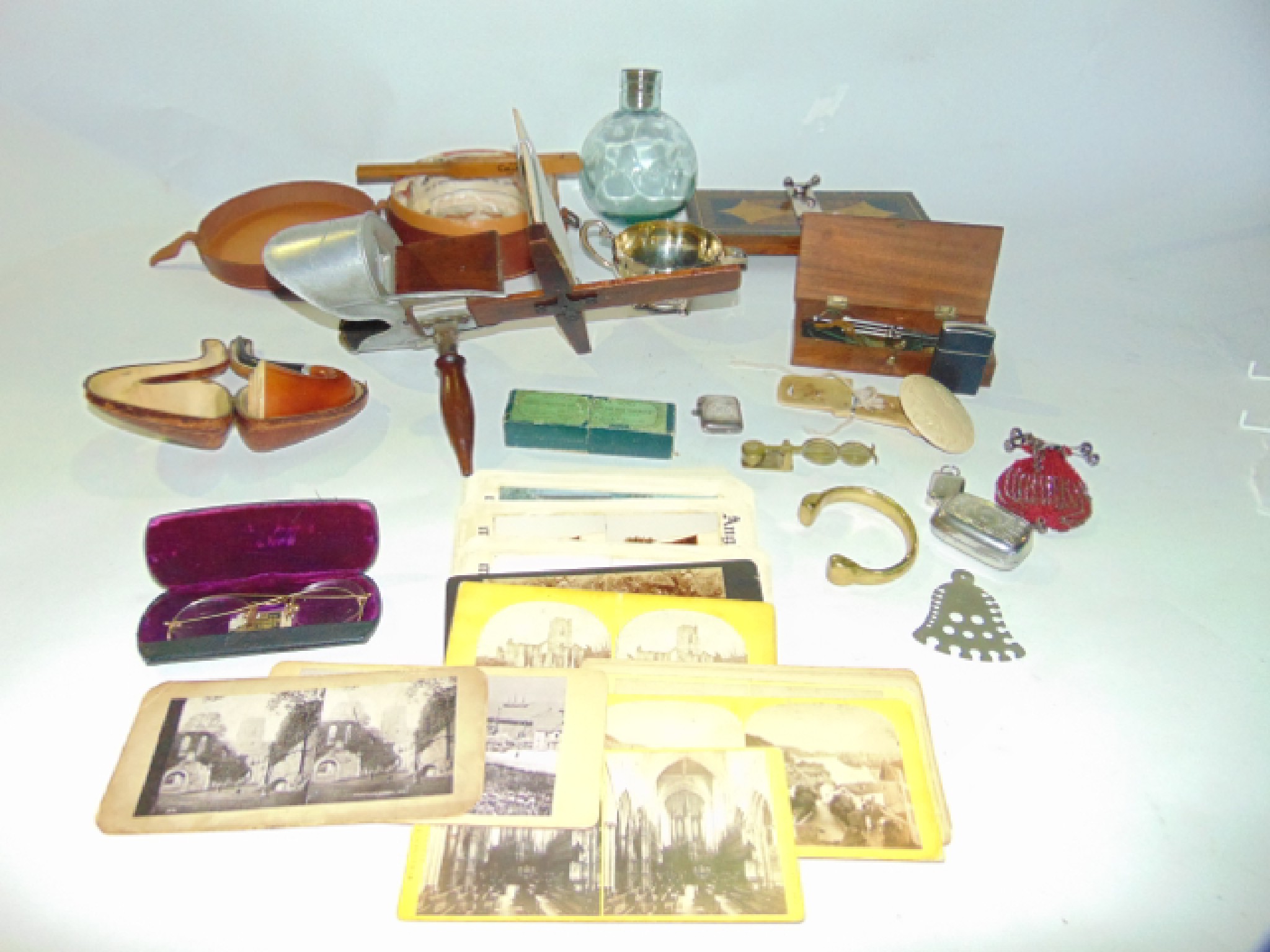 Appraisal: A miscellaneous collection to include an Edwardian stereoscopic viewer by