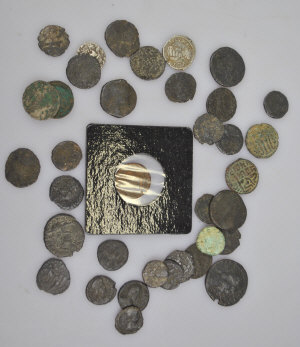 Appraisal: A quantity of Roman and other coins of antiquity