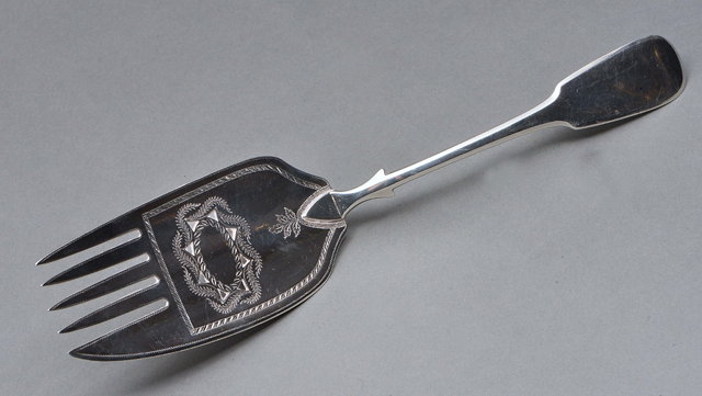 Appraisal: A GEORGE III SILVER G TEAU SLICE with engraved and