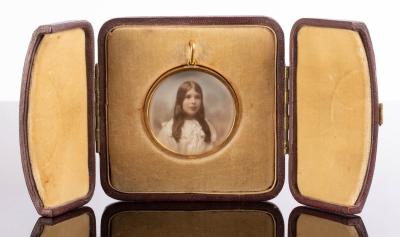 Appraisal: A circular photographic portrait in a ct gold frame the