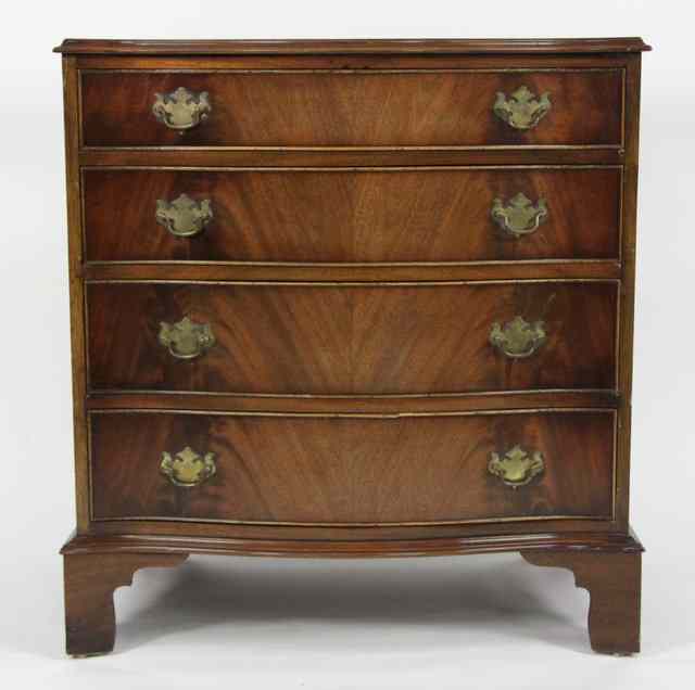 Appraisal: A mahogany serpentine front chest of four long drawers on