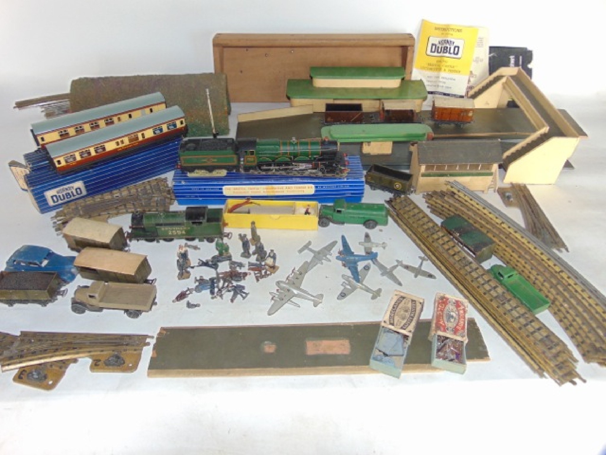 Appraisal: A box containing an assortment of model railway effects to