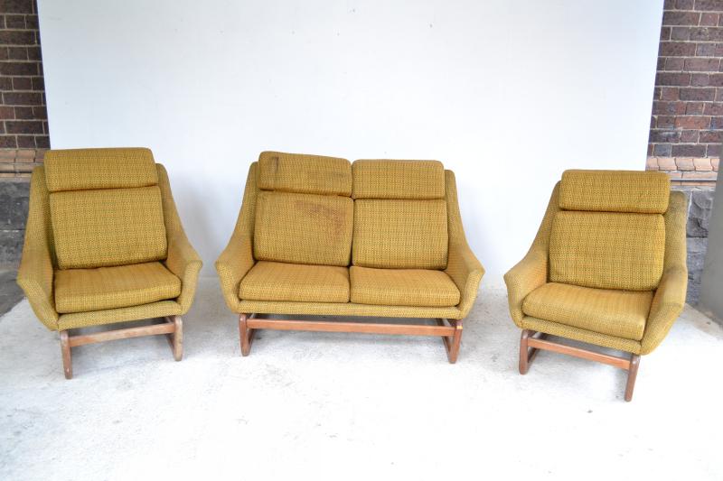 Appraisal: A THREE PIECE DANISH DELUXE LOUNGE SUITE ON SLEIGH BASE