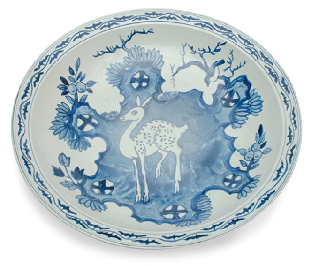 Appraisal: A TH CENTURY CHINESE BLUE AND WHITE PORCELAIN BOWL Diameter