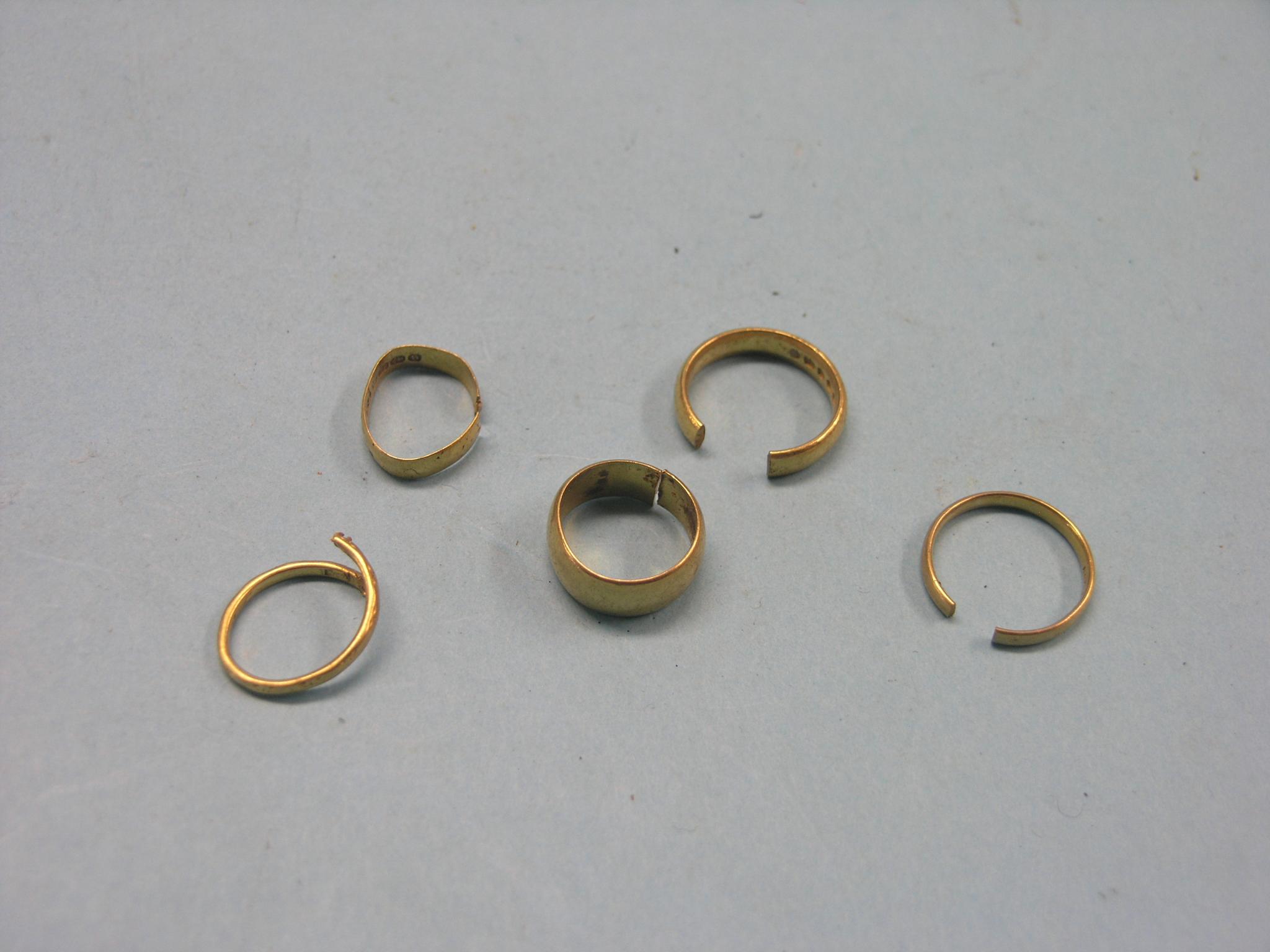 Appraisal: Five damaged ct gold band wedding rings grams total