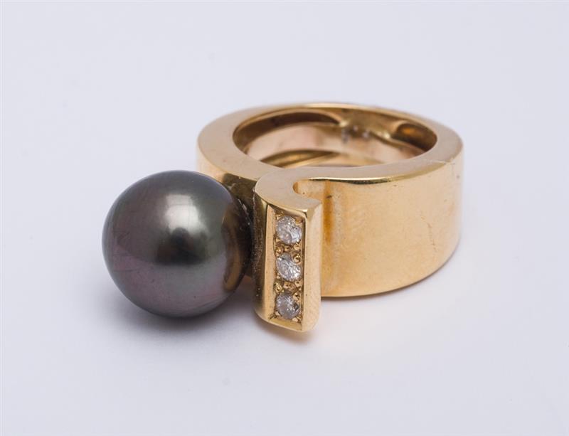 Appraisal: FRENCH K YELLOW GOLD DIAMOND AND BLACK PEARL RING The