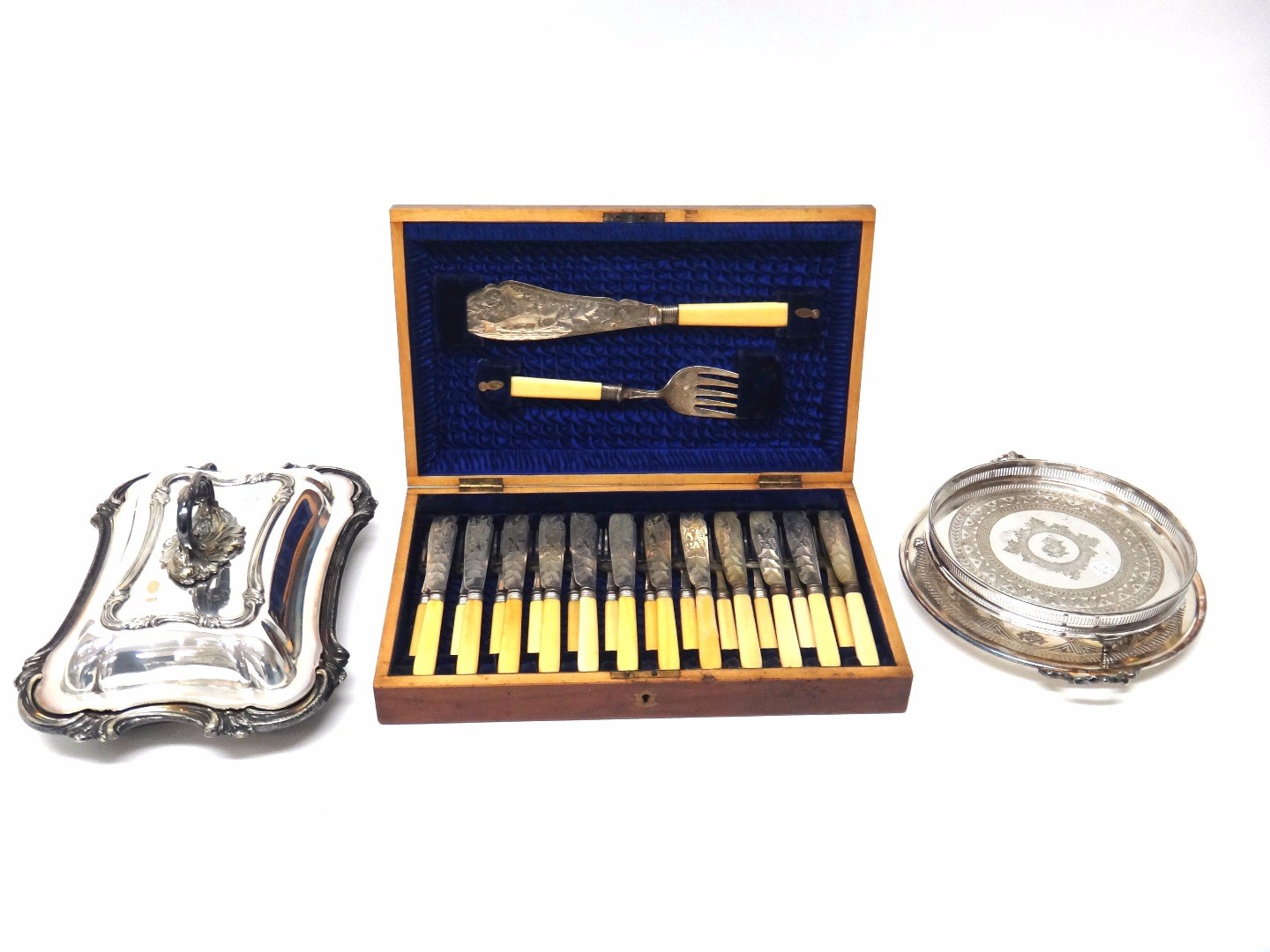 Appraisal: Plated wares comprising a set of twelve pairs of fish