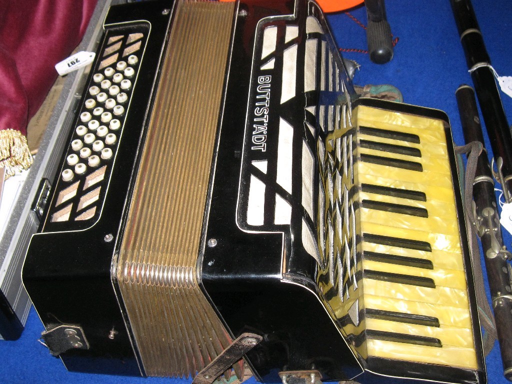 Appraisal: Buttstaot' accordion case under table