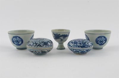 Appraisal: A pair of Chinese blue and white bowls and a