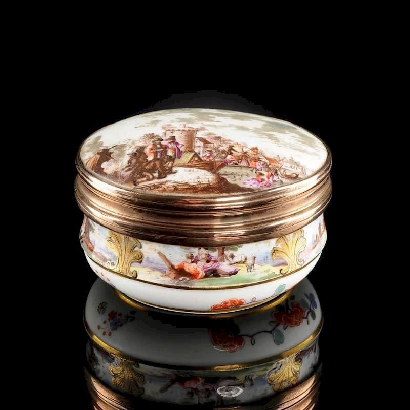 Appraisal: A MEISSEN PORCELAIN CIRCULAR SNUFF BOX AND COVER WITH GILT