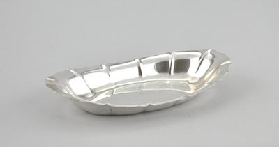 Appraisal: A Lunt Sterling Silver Serving Dish Boat shaped with a