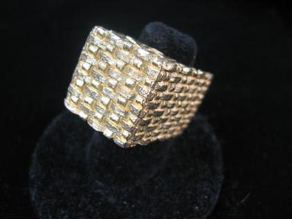 Appraisal: karat yellow gold basket weave ring Large cube shaped ring