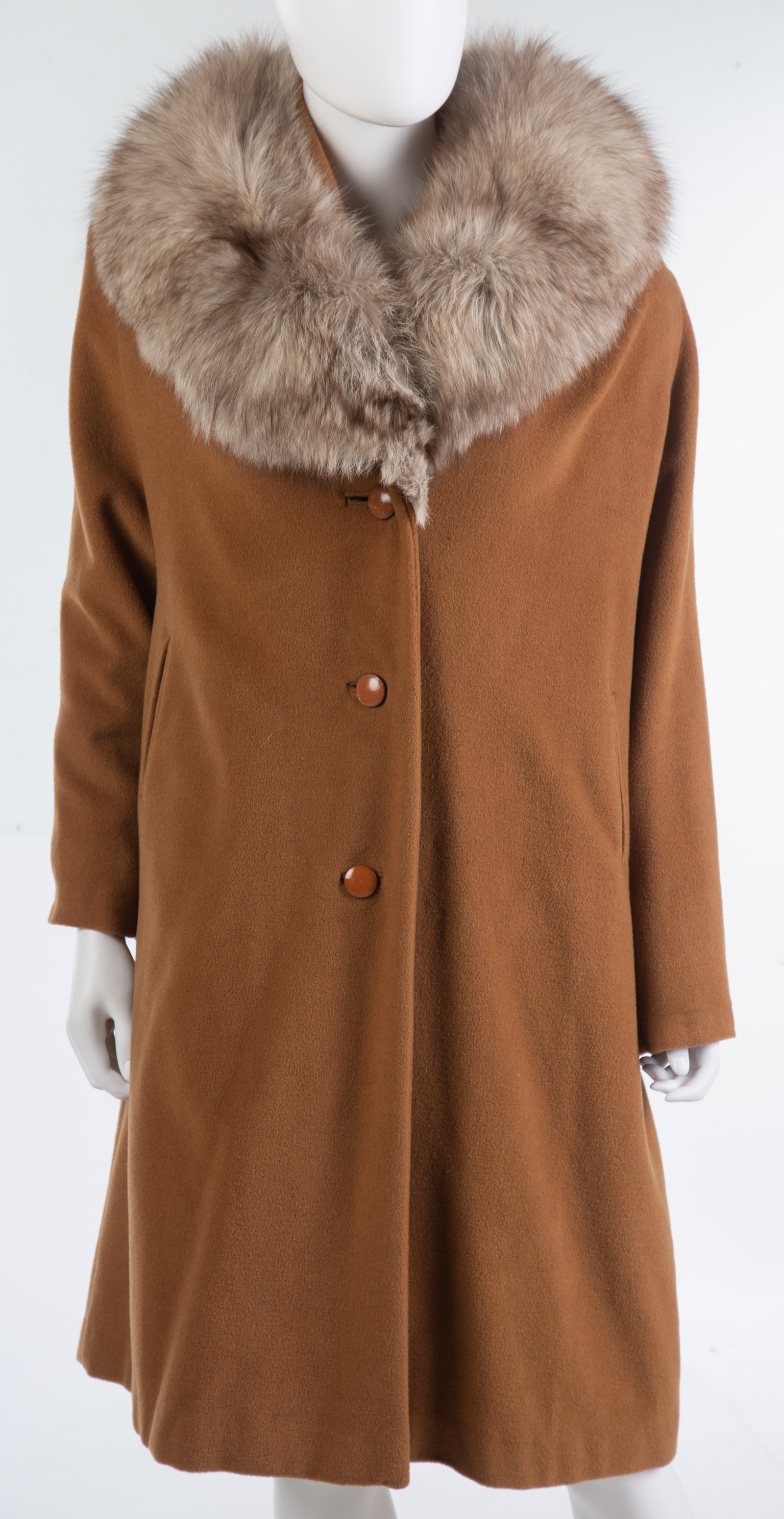 Appraisal: LADIES VINTAGE FUR COLLAR COAT fox fur collar shoulders are