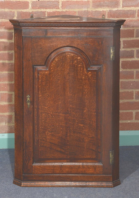 Appraisal: AN TH CENTURY OAK HANGING CORNER CABINET the interior fitted