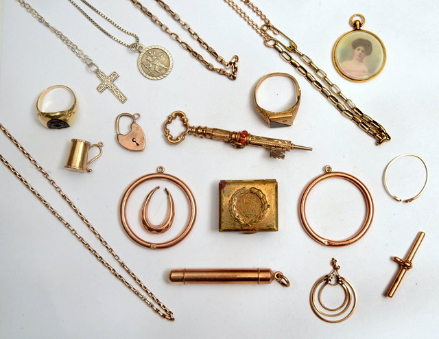 Appraisal: A COLLECTION OF MISCELLANEOUS GOLD WARES including a ct gold