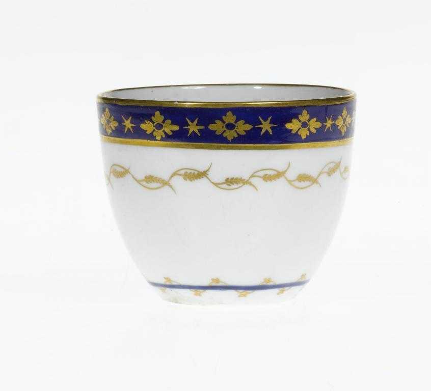 Appraisal: A FINE PINXTON TEA BOWL pattern of bute shape enamelled