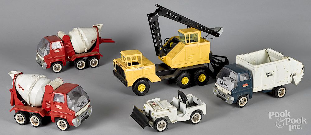 Appraisal: Four Tonka pressed steel trucks Four Tonka pressed steel trucks