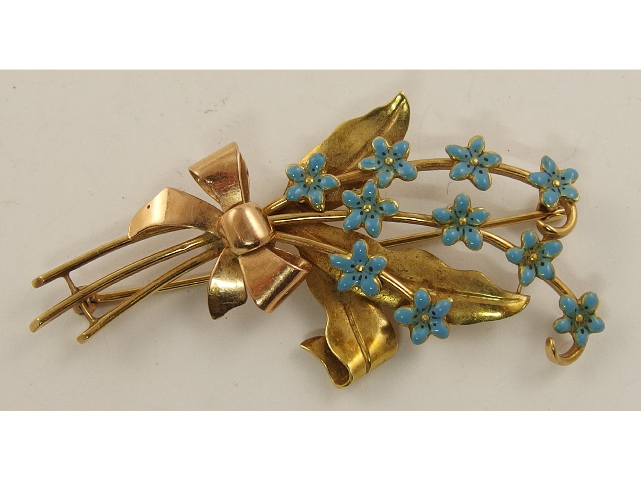 Appraisal: A k gold enamelled forget-me-not flower brooch