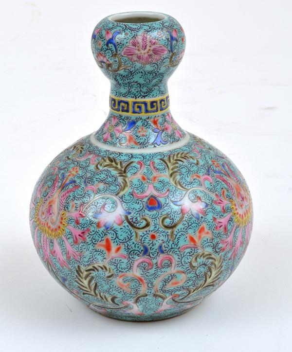 Appraisal: A FAMILLE ROSE PORCELAIN VASE TH TH CENTURY